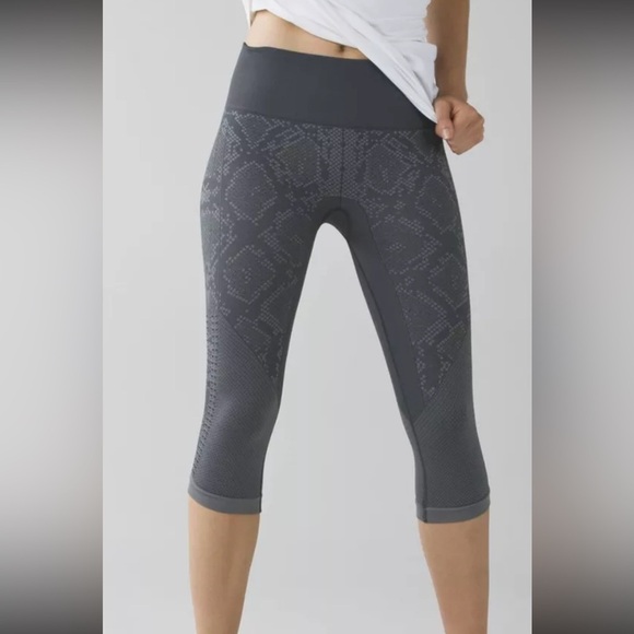 Lululemon Grey In The Flow Crop II - Picture 1 of 12